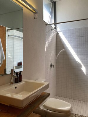 Dusche, Haartrockner, Bidet, Handtücher
