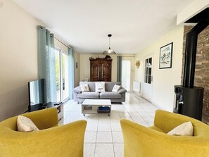 TV, fireplace, DVD player, books