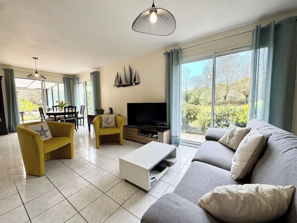 TV, fireplace, DVD player, books