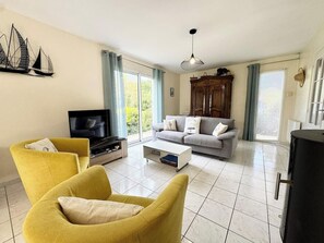 TV, fireplace, DVD player, books