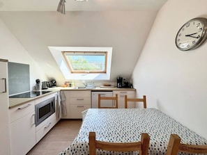 Fridge, microwave, oven, stovetop - Longère rénovée entre terre et mer 5min des plages (Guidel)