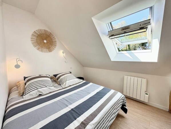 2 bedrooms, travel crib, WiFi