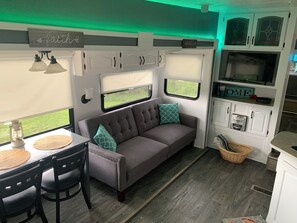 Smart-TV, peis, DVD-spiller og stereoanlegg