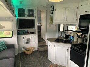 Kjøleskap, mikrobølgeovn, ovn og kokeplater