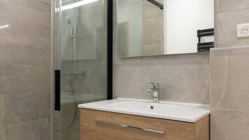 Douche, articles de toilette écologiques, sÚche-cheveux