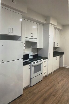 Private kitchen - New 2 bedroom apartment in Toronto 
782 St. Clair ave.west (Toronto)