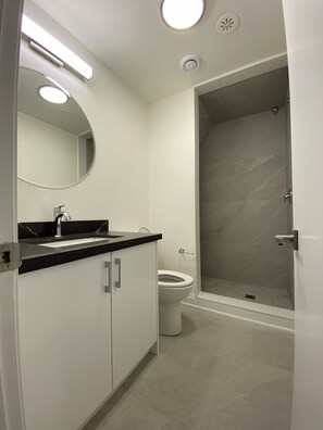 Douche, serviettes fournies, savon, papier toilette