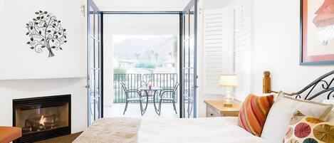 1 chambre, bureau, fer et planche à repasser, lit de bébé portatif