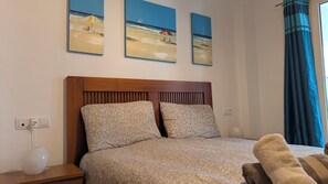 2 soverom, skrivebord, strykejern/-brett og reiseseng for barn