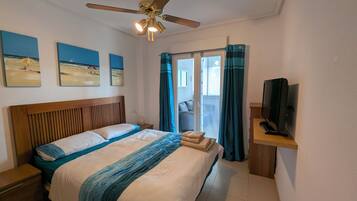 2 slaapkamers, een bureau, een strijkplank/strijkijzer, reisbedje