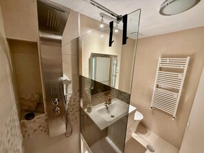 Sèche-cheveux, serviettes fournies, savon, papier toilette
