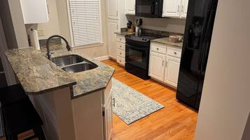 冰箱、微波炉、烤箱、炉灶