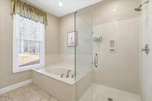 Een douche, een haardroger, handdoeken, zeep