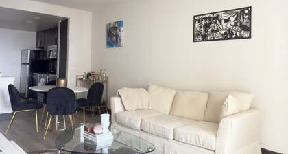 Chic 1-bedroom apartment in marvelous West Hollywood with fitness room, AC