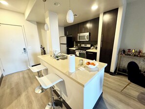 Réfrigérateur, four à micro-ondes, un four, surface de cuisson