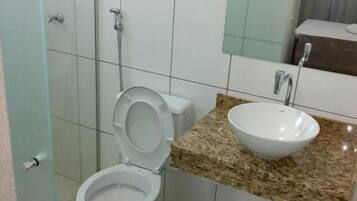 Quarto casal conforto | Banheiro | Chuveiro, secador de cabelo, toalhas de banho, sabonete