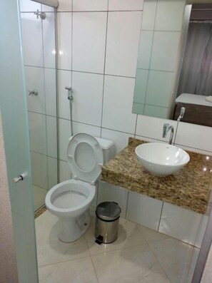 Kamar Double Comfort | Kamar mandi | Shower, pengering rambut, handuk, dan sabun