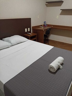 Comfort-Doppelzimmer | Schreibtisch, laptopgeeigneter Arbeitsplatz, kostenloses WLAN