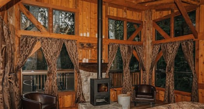 Mossquatch Resort - Cabin 1 Upgrade your camping experience!