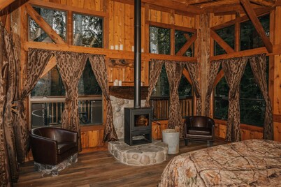 Mossquatch Resort - Cabin 1 Upgrade your camping experience!
