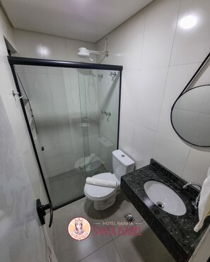 Towels, soap, shampoo, toilet paper - Hotel Rainha Santa Isabel (Aparecida)