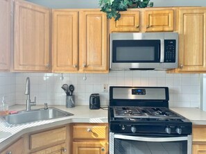 Refrigerador, microondas, horno y parrilla de estufa 