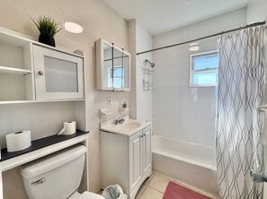 Een haardroger, handdoeken, zeep, shampoo