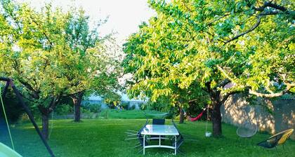 Two-bedroom apartment in a house, for 2 to 4 people, Shaded garden