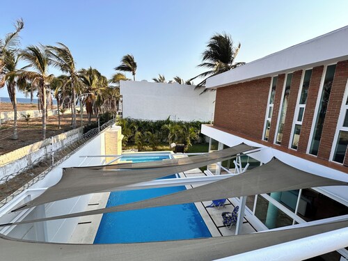 House on the beach near the bar at the foot of the slope (pool and pet friendly)