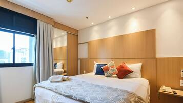 1 habitación, tabla de planchar con plancha y ropa de cama