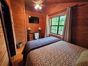 3 bedrooms, free WiFi, bed sheets, wheelchair access