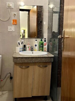Sèche-cheveux, serviettes fournies, savon, papier toilette