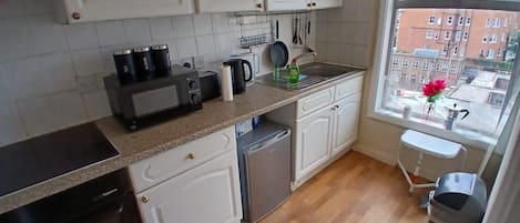 Micro-ondes, four, plaque de cuisson