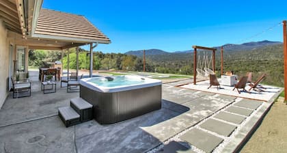 Yosemite Luxe: Designer retreat w/MiniGolf, HotTub