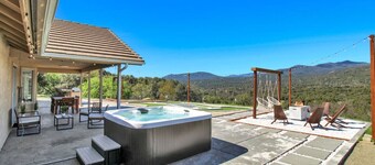 Yosemite Luxe: Designer retreat w/MiniGolf, HotTub