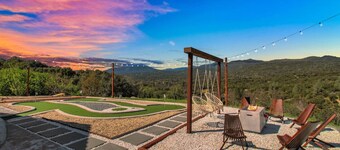 Yosemite Luxe: Designer retreat w/MiniGolf, HotTub