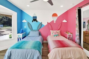 4 Schlafzimmer, Schreibtisch, Bügeleisen/Bügelbrett, Reisekinderbett