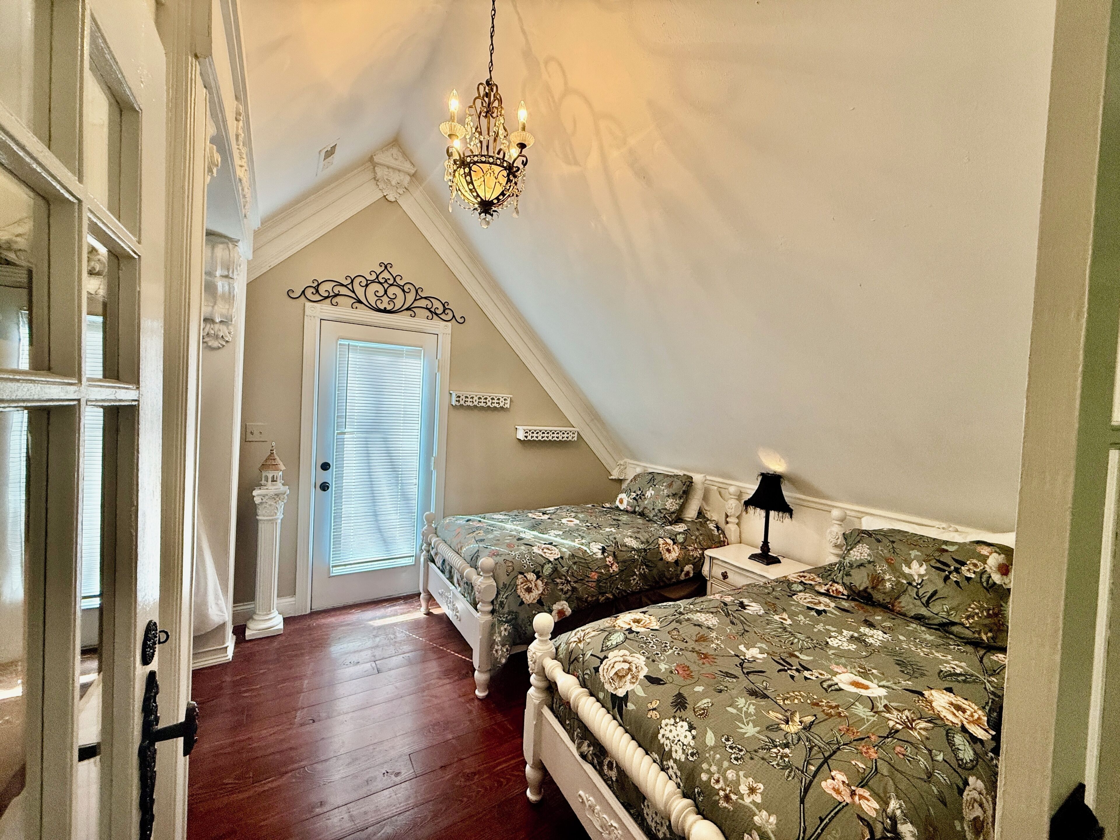 2 bedrooms, travel cot, WiFi, bed sheets