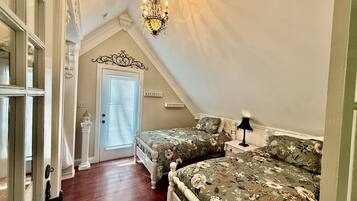 2 bedrooms, travel cot, WiFi, bed sheets