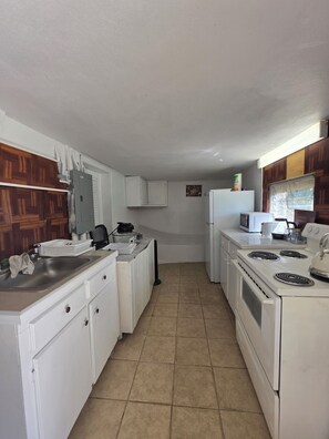 Réfrigérateur, four à micro-ondes, un four, surface de cuisson