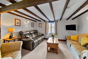 Cottage | Living area - Chalet in Devon Near Tarka Trail & Fishing Lakes (Holsworthy)