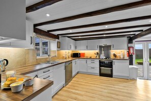Cottage | Private kitchen - Chalet in Devon Near Tarka Trail & Fishing Lakes (Holsworthy)