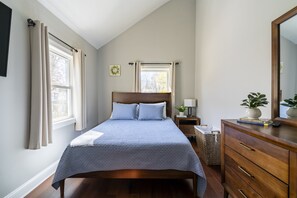 3 bedrooms, iron/ironing board, free WiFi, bed sheets - Walk to Track & Broadway | King Suite + Outdoor Dining & Fire Pit (Saratoga Springs)