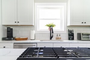 Fridge, microwave, oven, stovetop - Walk to Track & Broadway | King Suite + Outdoor Dining & Fire Pit (Saratoga Springs)