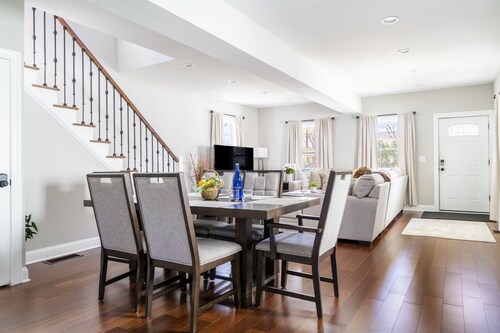 Walk to Track & Broadway | King Suite + Outdoor Dining & Fire Pit