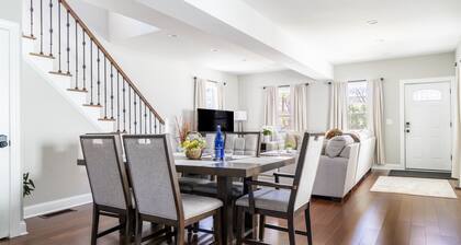 Walk to Track & Broadway | King Suite + Outdoor Dining & Fire Pit