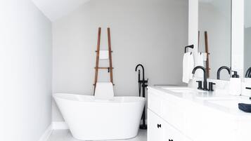 Douche, sèche-cheveux, serviettes fournies