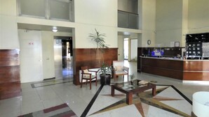 A spacious lobby with a reception desk, two seating areas, and a large plant. - Special for business, 2 blocks from the subway! (Ñuñoa)