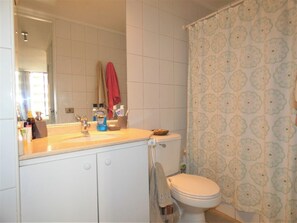 Haartrockner, Handtücher, Seife, Toilettenpapier