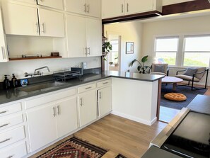 Fridge, microwave, oven, stovetop - Samoa Oceanside Retreat (Samoa)